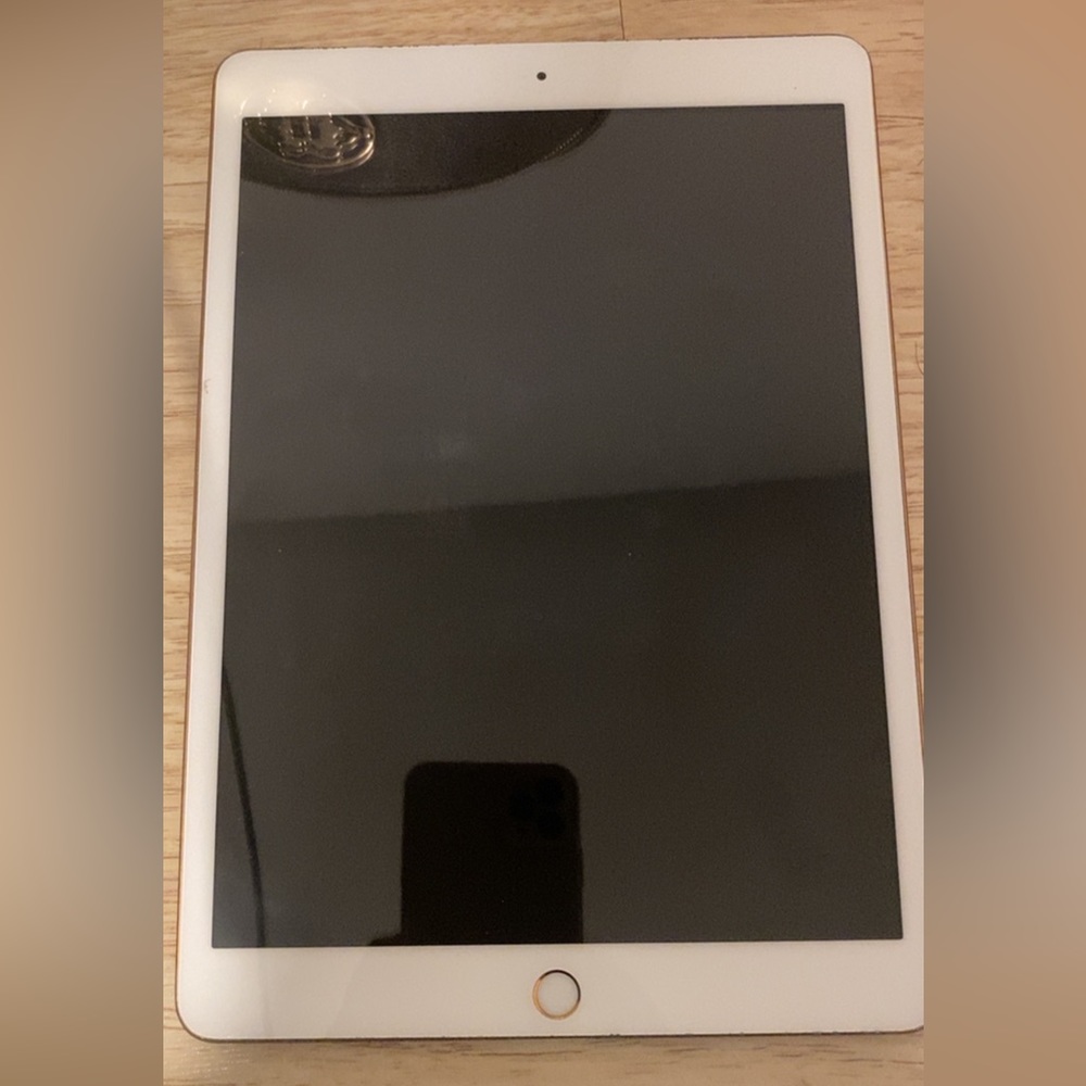 iPad Apple 8th Generation Gold 32GB (COMES W CHARGER)